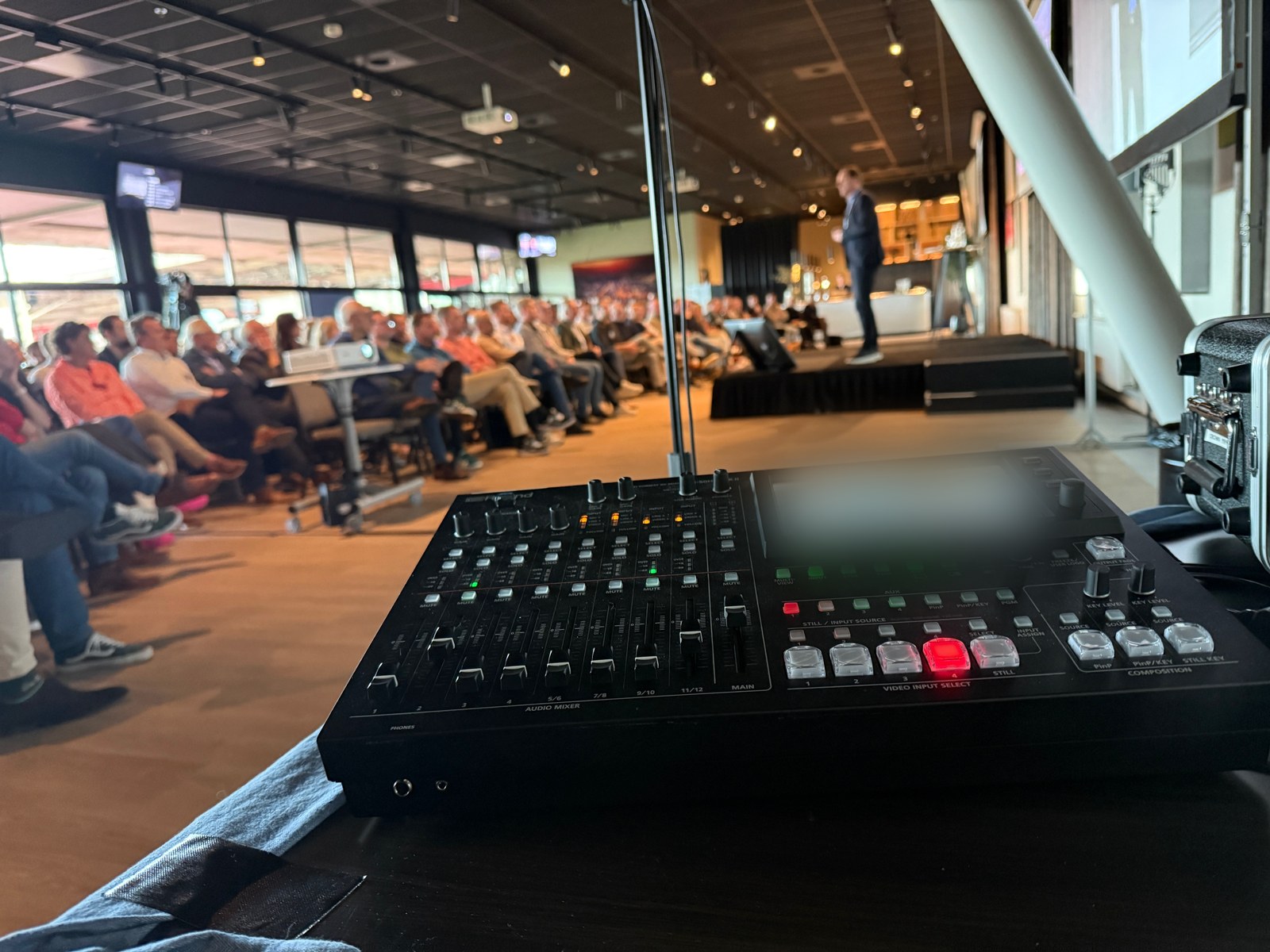 Audiomixer tijdens live evenement met publiek